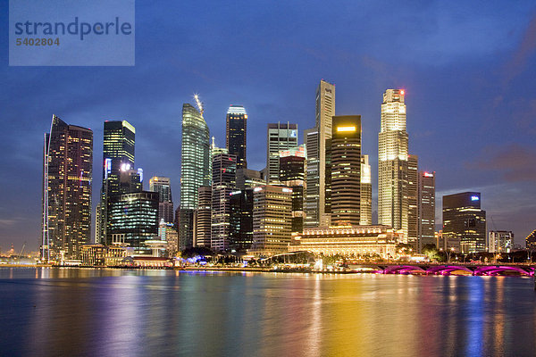 Singapur  Asien  Skyline  Wohnblocks  Hochhäuser  bei Nacht  Lichter  Beleuchtung  Abend  Reflexion  Meer  Bucht