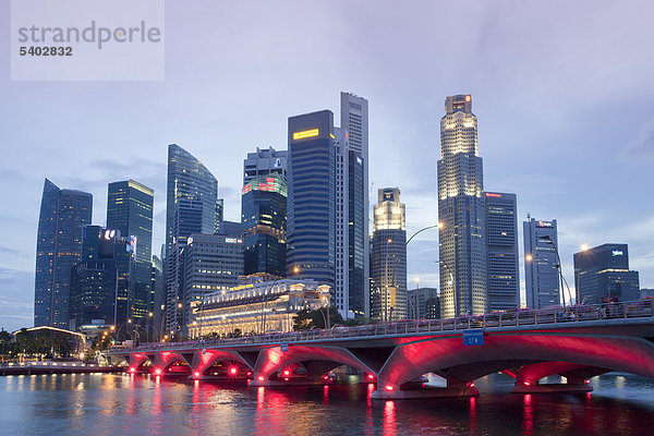 Singapur  Asien  Downtown  Brücke  Licht  Illuminierung  rot  Wolkenkratzer  Wohnblocks  Hochhäuser  Skyline