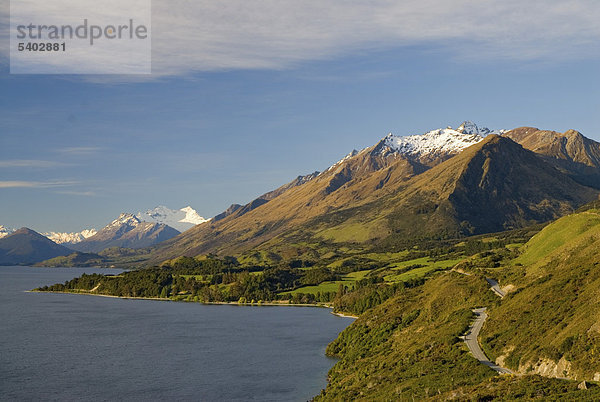Straße am Ufer des Sees Lake Wakatipu entlang  hinten die Neuseeländischen Alpen  Südinsel  Neuseeland