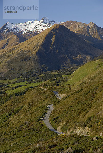 Straße am Ufer des Sees Lake Wakatipu entlang  hinten die Neuseeländischen Alpen  Südinsel  Neuseeland