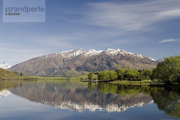 Berge der Neuseeländischen Alpen spiegeln sich im ruhigen Wasser des Sees Lake Wanaka  Südinsel  Neuseeland