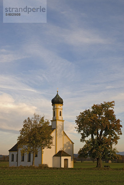 Die kleine  barocke St. Johann Kapelle in Raisting  Bayern  Deutschland  Europa