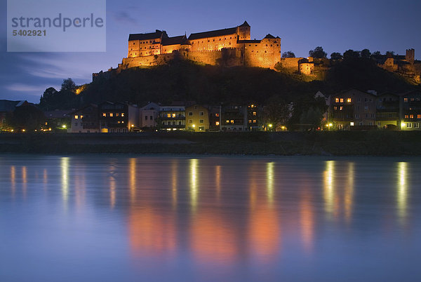 Die beleuchtete Burg zu Burghausen spiegelt sich in der Salzach  blauen Stunde  Oberbayern  Deutschland  Europa