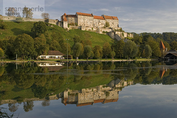 Die Burg zu Burghausen spiegelt sich im ruhigen Woehrsee  Oberbayern  Deutschland  Europa