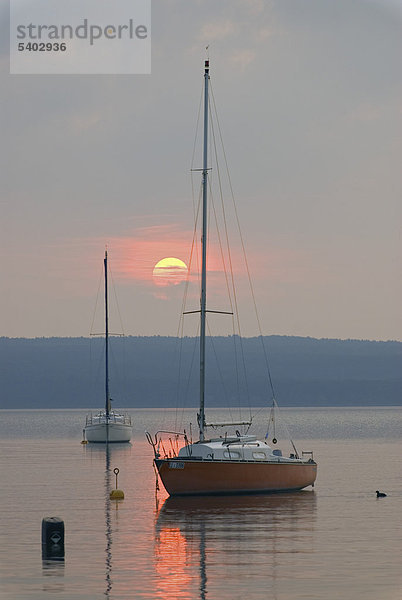 Boote auf dem Ammersee  hinten die untergehende Sonne  in der Nähe von Herrsching  Bayern  Deutschland  Europa