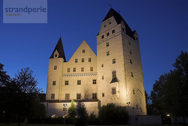 Das Neue Schloss in Ingolstadt  beleuchtet  zur blauen Stunde am Abend  Bayern  Deutschland  Europa