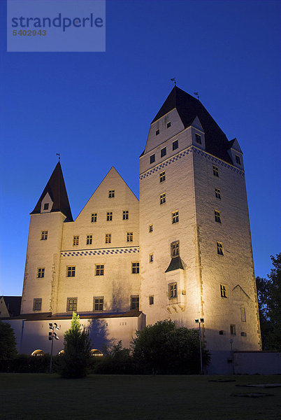 Das Neue Schloss in Ingolstadt  beleuchtet  zur blauen Stunde am Abend  Bayern  Deutschland  Europa
