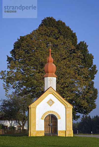 Eine kleine Kapelle bei Hitzenberg  Oberbayern  Bayern  Deutschland  Europa