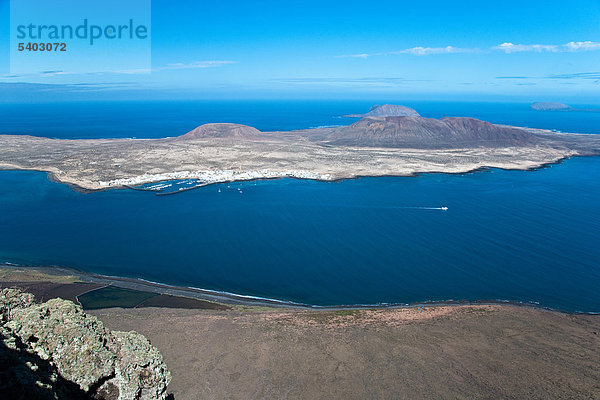 Atlantik  Atlantik  Ansicht  Vantage Point  Spanien  Europa  Island  Insel  Isla  Graciosa  Kanarische Inseln  Insel  Klippe  Küste  Lanzarote  Lava Klippe  Lava Landschaft  Lava-Strand  Meer  Straße  Mirador del Rio  sand  Strand  Strand  Meer