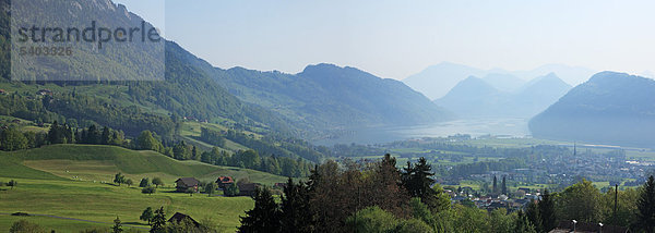 Reisen  Natur  Landwirtschaft  Europa  Schweiz  Alpnach  Alpen  Berg  See  Ackerland  ländlich  ruhig  Scenic  Landschaft  Frühling  Wiese  Feld  niemand  Baum  Panorama