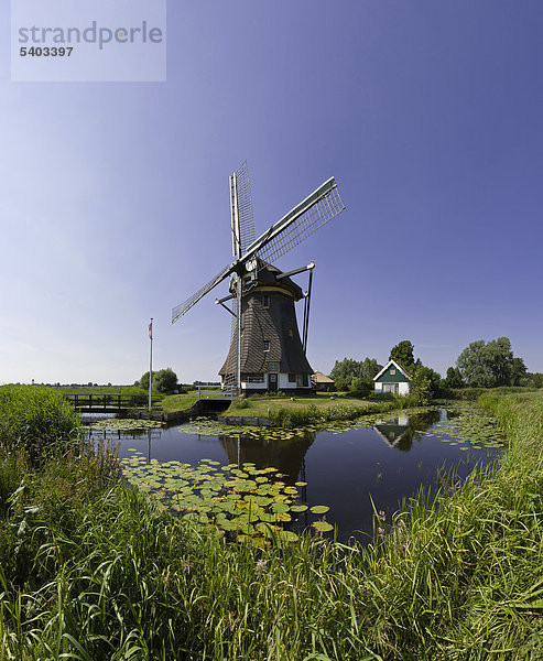 Niederlande  Europa  Holland  Nieuwe Wetering  Moppemolen  Windmühle  Feld  Wiese  Wasser  Sommer