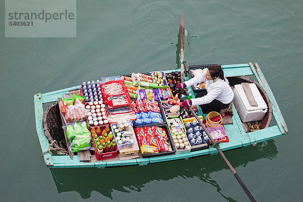 Asien  Vietnam  Halong Bay  Halong  schwimmende Markt  asiatische Frau  asiatische Frauen  Frauen arbeiten  Boot  Boote  UNESCO  UNESCO Welterbe  Tourismus  Reisen  Urlaub  Ferien