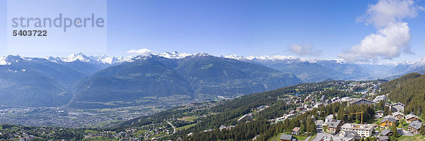 Schweiz  Europa  Wolke  Wolken  Sommer  Wald  Wald  Baum  Berg  Gebirge  Panorama  Landschaft  Stadt  Stadt  Wallis  Crans Montana  Crans Montana