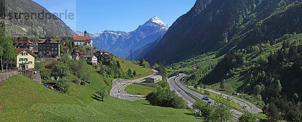 Reisen  Geografie  Natur  Europa  Schweiz  Uri  Wassen  Verkehr  Dorf  Autobahn  Road  Schweizer Alpen  Berg  ruhige  Landschaft  Scenic  Frühling  niemand  Panorama