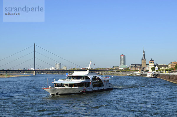 Rheinschifffahrt  Ausflugsschiff auf dem Rhein  Blick auf Altstadt und Oberkasseler Brücke  Düsseldorf  Rheinland  Nordrhein-Westfalen  Deutschland  Europa