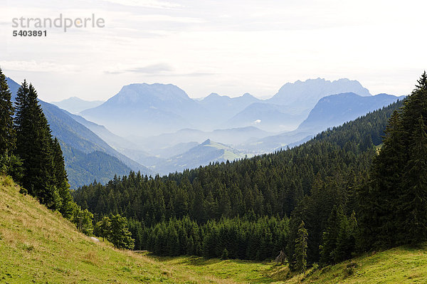 Von der Ackernalm auf das Inntal  mit dem Kaisergebirge  Tirol  Österreich  Europa