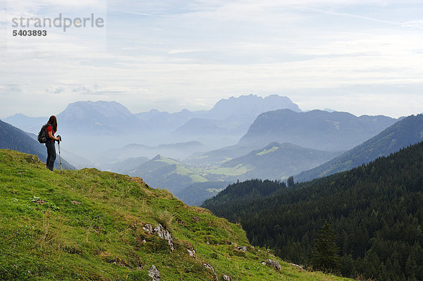 Wanderer an der Ackernalm  Blick auf das Inntal  mit dem Kaisergebirge  Tirol  Österreich  Europa