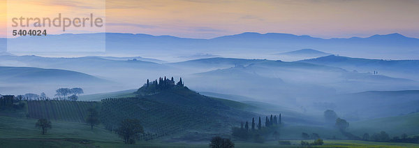 San Quirico d ' Orcia  Italien  Europa  Toskana  Kamm  Grat  Horizont  Skyline  Hügel Landschaft  Manor  Bäume  Zypressen  morgen Nebeln  Tagesanbruch  Stimmung