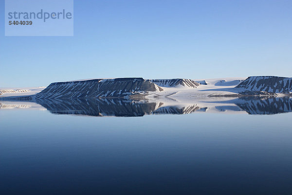 Svalbard  Spitzbergen  Arktis  Norwegen  Österreich  Europa  Polargebiet  Eis  Natur  Landschaft  Insel  Insel  Archipel  Berge  Spiegelung  Schnee  Gletscher  Meer  Hinlopen