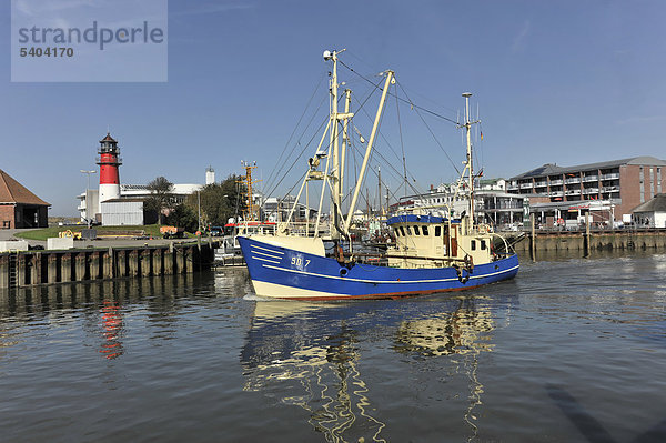 Krabbenkutter im Hafen  links der Leuchtturm von Büsum  Schleswig-Holstein  Deutschland  Europa