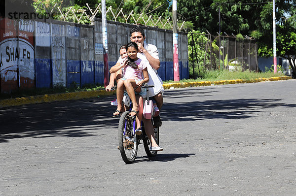 Familie unterwegs mit Fahrrad  Leon  Nicaragua  Zentralamerika
