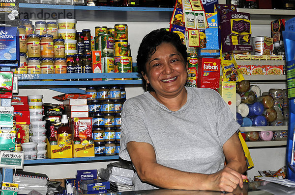 Verkäuferin in einem Lebensmittelladen  San Juan del Sur  Nicaragua  Zentralamerika