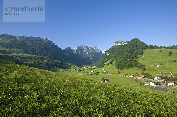 Landschaftlich schön landschaftlich reizvoll Europa Berg Wohnhaus Sommer Landwirtschaft Feld Wiese Schweiz