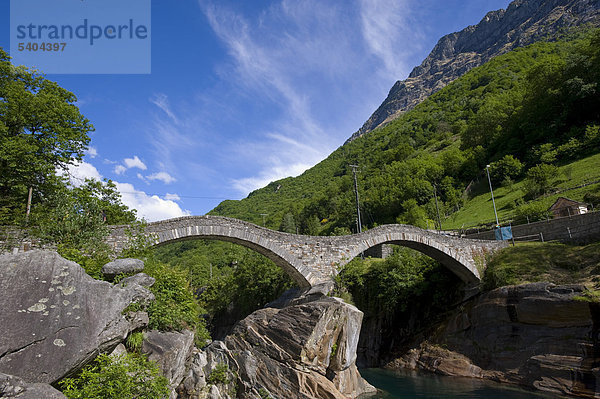 Panorama Landschaftlich schön landschaftlich reizvoll Europa Berg Wolke Sommer Brücke fließen Fluss Schweiz Tourismus Verzasca Tal