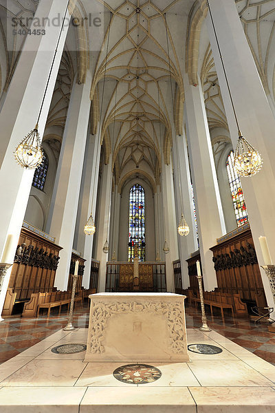 Hoher Innenraum  Mittelschiff  Altarbereich  Frauenkirche  Marienkirche  Liebfrauendom  München  Bayern  Deutschland  Europa