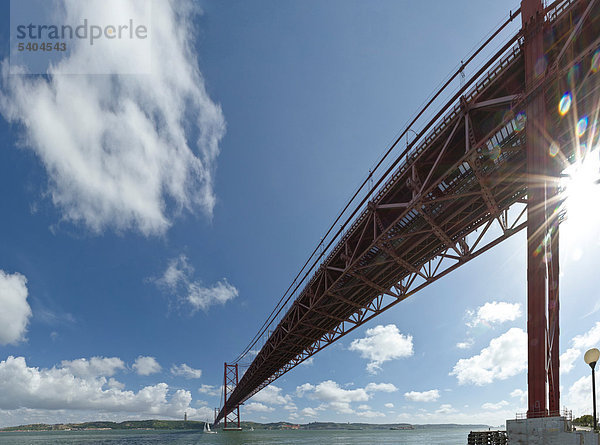 Portugal  Europa  Estremadura  Frühling  Brücke  Ponte 25 de Abril  Lissabon