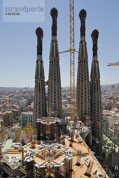 Blick auf die Baustelle der La Sagrada FamÌlia  Temple Expiatori de la Sagrada FamÌlia  Antoni GaudÌ  UNESCO-Weltkulturerbe  Eixample  Barcelona  Katalonien  Spanien  Europa