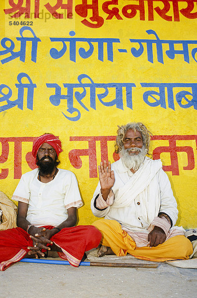 Zwei Sadhus oder Heilige Männer sitzen in einem Markt in Junagadh  Gujarat  Indien  Asien