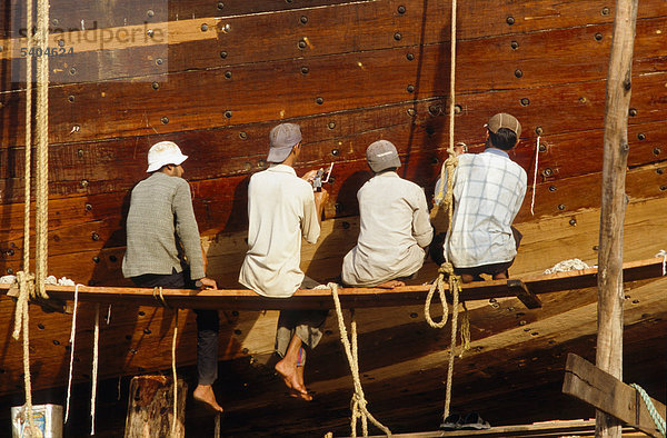 Männer bauen ein Dhau Holzschiff vollständig in Handarbeit  Mandvi  Gujarat  Indien  Asien