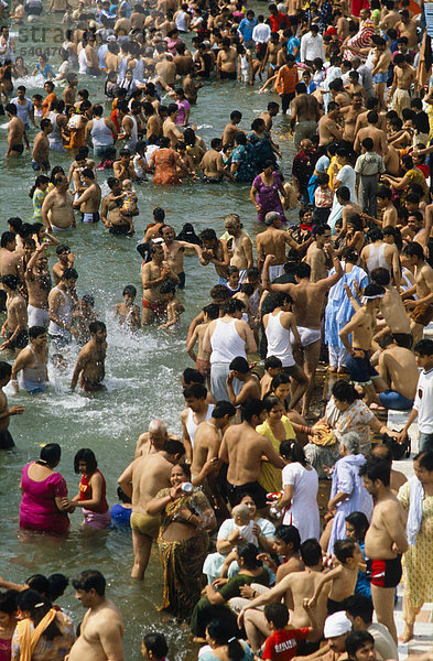 Menschenmassen beim Baden am Har Ki Pauri-Ghat  dem berühmten Bade-Ghat in Haridwar  Uttarakhand  früher Uttaranchal  Indien  Asien