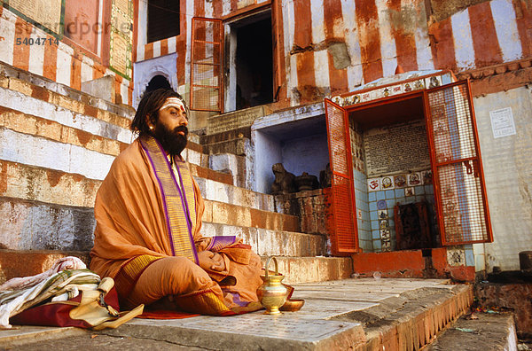 Sadhu meditiert an der Ghats von Varanasi  auch Benares  Uttar Pradesh  Indien  Asien