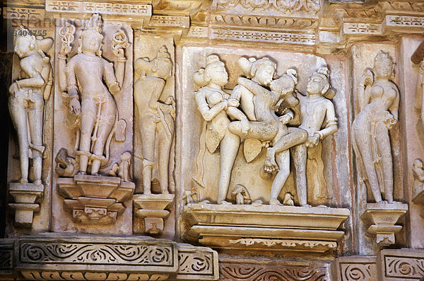 Steinfiguren  die Szenen aus dem Kamasutra darstellen  Tempelbezirk von Khajuraho  Madhya Pradesh  Indien  Asien