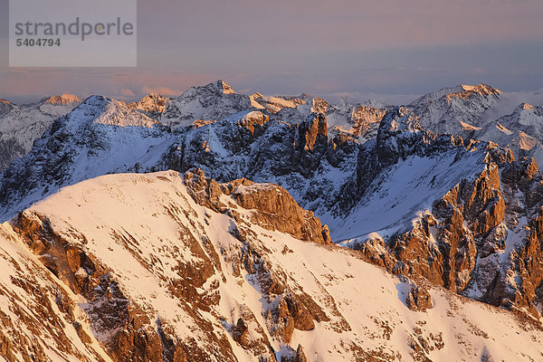 Blick von Seilbahn-Bergstation am Hunerkogel  Dachstein Gebirge  Ramsau  Steiermark  Österreich  Europa