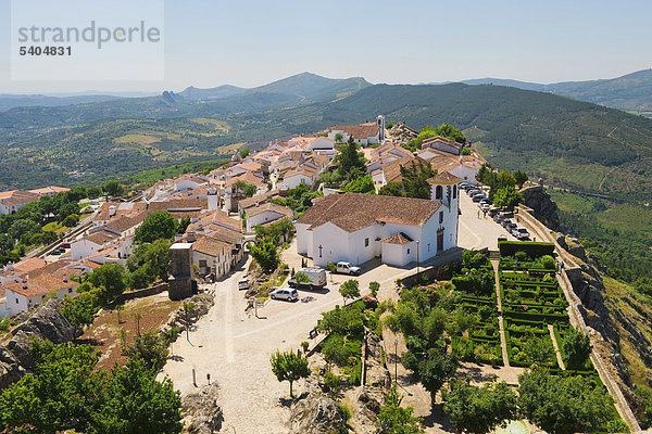 Marvao  Aussicht über die Stadt und Santa Maria Kirche  Alentejo  Portugal  Europa