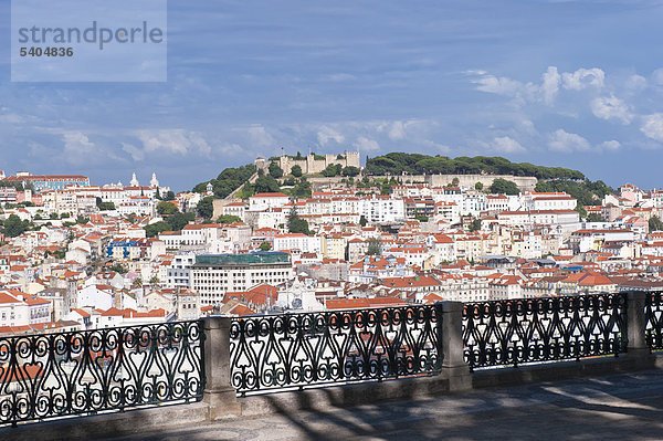 Aussicht über Alfama Viertel und Castelo de Sao Jorge Burg  Lissabon  Portugal  Europa