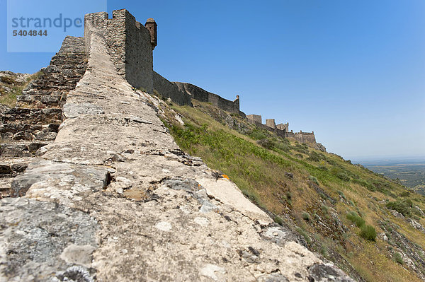 Marvao Burg  Wachturm und Aussicht vom Befestigungswall über die Sierra  Alentejo  Portugal  Europa