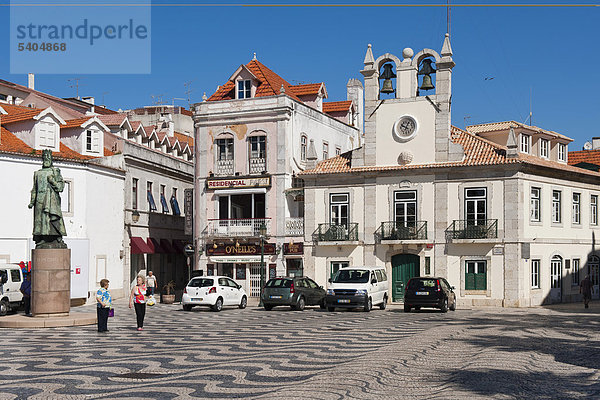 Historischer Rathausplatz mit der Statue von König Dom Pedro  Cascais  Lissabon Küste  Portugal  Europa