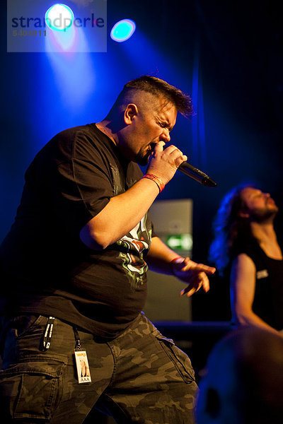 Zanda  Frontmann und Sänger der italienischen Hardrockband Merendine live in der Schüür Luzern  Schweiz  Europa
