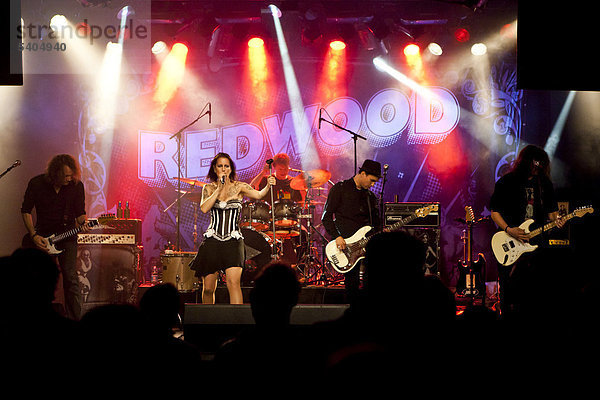 Die Schweizer Pop- und Rockband Redwood  live in der Schüür Luzern  Schweiz  Europa