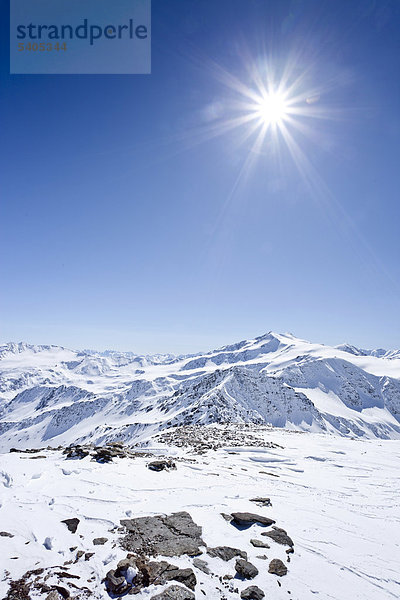 Blick vom Gipfel der hinteren Schöntaufspitze  Sulden im Winter  hinten die Zufallspitze und der Cevedale  Südtirol  Italien  Europa