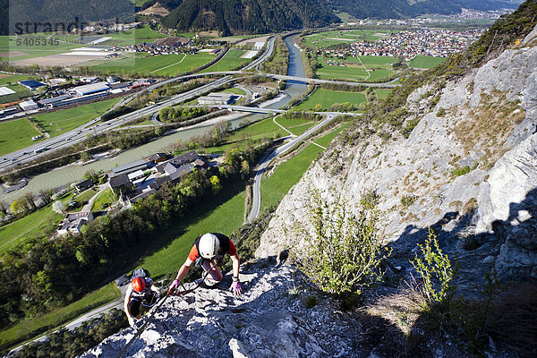 Kletterer beim Aufstieg über den Kaiser-Max-Klettersteig bei der Martinswand neben Innsbruck  hinten das Inntal und Zirl  Nordtirol  Tirol  Österreich  Europa