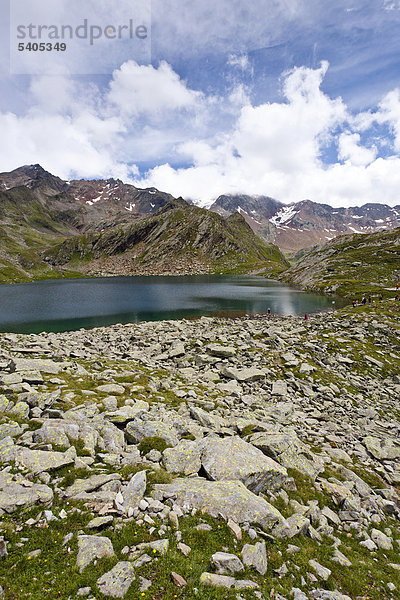 Blick auf den großen Schwarzsee  oberhalb der Timmelsalm  beim Aufstieg zur Müllerhütte über das Passeiertal von der Timmelsjochstraße  Südtirol  Italien  Europa