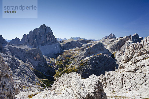Blick von der Elferscharte auf Zwölferkofel  hinten die Drei Zinnen  beim Aufstieg zum Alpinisteig  Sexten  Hochpustertal  Dolomiten  Südtirol  Italien  Europa