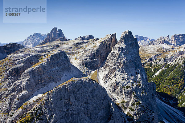 Blick vom Alpinisteig auf den Einser  hinten die Drei Zinnen  unten das Fischleintal  Val Fiscalina  Sexten  Hochpustertal  Dolomiten  Südtirol  Italien  Europa
