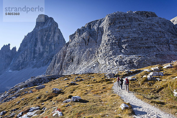 Wanderer beim Aufstieg zum Paternkofel oberhalb der Zsigmondy-Hütte  hinten der Zwölferkofel  Sexten  Hochpustertal  Dolomiten  Südtirol  Italien  Europa