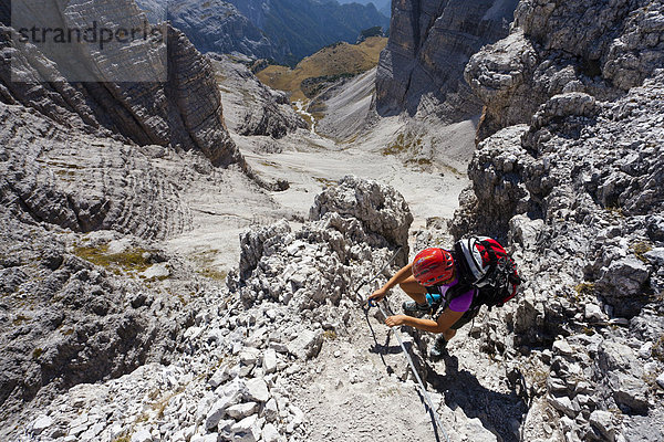 Kletterer beim Aufstieg zum Paternkofel oberhalb der Gamsscharte  Sexten  Hochpustertal  Dolomiten  Südtirol  Italien  Europa